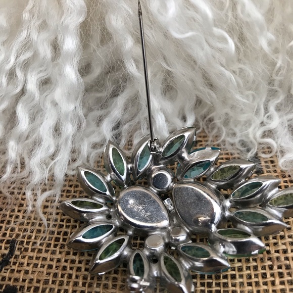 Weiss Brooch - Picture 12 of 15